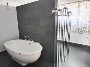 A bathroom at Preciosa casa grande con patio en Sevilla 8PAX
