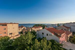 vistas a una ciudad con edificios y árboles en Apartment Bloo Suite, en Split