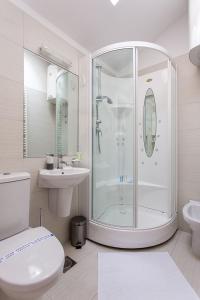 y baño con ducha, aseo y lavamanos. en Apartment Bloo Suite, en Split