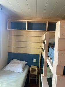 Dormitorio pequeño con litera y escalera en MORREALE MOBILE HOME (prox. Europa park/Rulantica) en Boofzheim