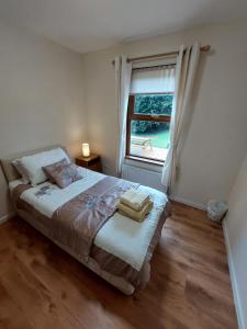 ein Schlafzimmer mit einem großen Bett und einem Fenster in der Unterkunft Forest Haven Newcastle in Newcastle