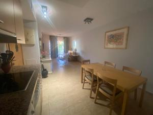 - une cuisine et une salle à manger avec une table et des chaises dans l'établissement Apartamento Julieta, à Estepona