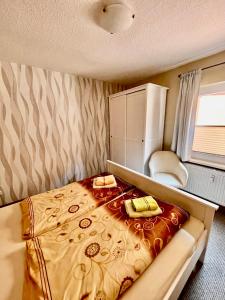 ein Schlafzimmer mit einem Bett und einem Stuhl darin in der Unterkunft Ferienwohnung Min krup unner im Hofhaus in Ahlbeck