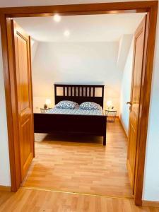 1 dormitorio con 1 cama en el centro de una habitación en Olivia, en Soultz-Haut-Rhin
