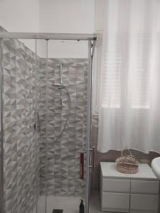 y baño con ducha y puerta de cristal. en GiErre Apartment, en Termini Imerese