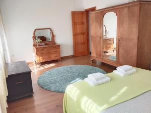 1 dormitorio con cama y espejo grande en Preciosa casa grande con patio en Sevilla 8PAX en Sevilla