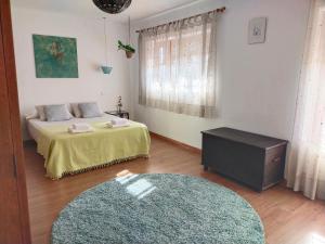 A bed or beds in a room at Preciosa casa grande con patio en Sevilla 8PAX