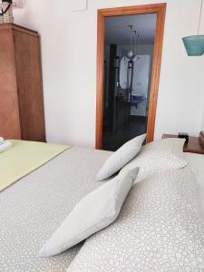 A bed or beds in a room at Preciosa casa grande con patio en Sevilla 8PAX