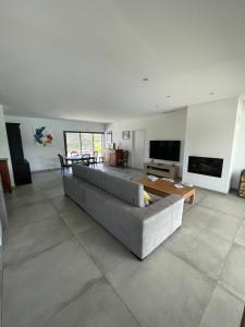 ein Wohnzimmer mit Sofa und Tisch in der Unterkunft VILLA Azura 5 étoiles Vue panoramique in Sainte-Maxime