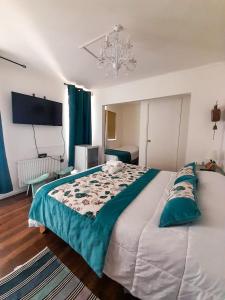 a bedroom with a large bed and a chandelier at Hotel Bianca Boutique in Viña del Mar