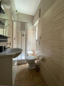 A bathroom at Key-Rome Re di Roma