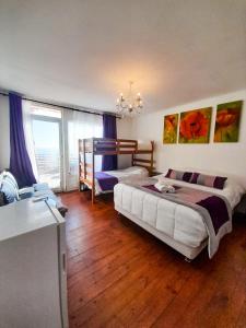 a bedroom with two beds and a window at Hotel Bianca Boutique in Viña del Mar