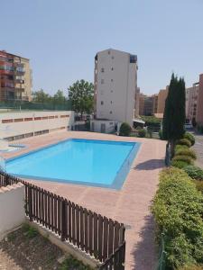 een groot blauw zwembad bovenop een gebouw bij Appartement in Cap d'Agde