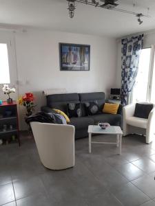een woonkamer met een bank en een tafel bij Appartement in Cap d'Agde