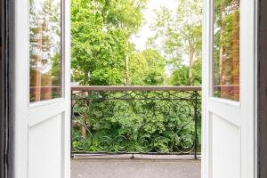 una puerta abierta con vistas al jardín en Entree en Bruges