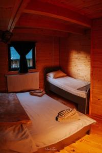 una habitación con 2 camas en una cabaña en cabana KARMA en Bistra