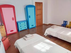 A bed or beds in a room at Preciosa casa grande con patio en Sevilla 8PAX