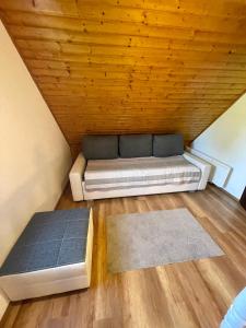 Habitación pequeña con cama y alfombra. en Extra House en Balatonvilágos