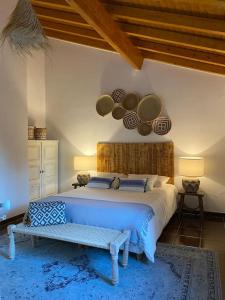 1 dormitorio con cama y banco. en Quinta das Casas Altas - Private Pool, en Santarém
