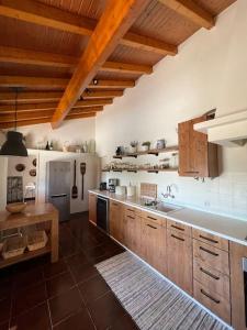 cocina grande con armarios de madera y fregadero en Quinta das Casas Altas - Private Pool, en Santarém