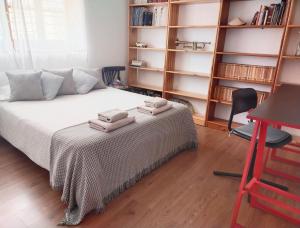 A bed or beds in a room at Preciosa casa grande con patio en Sevilla 8PAX