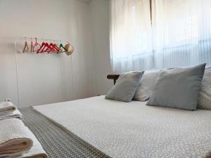 A bed or beds in a room at Preciosa casa grande con patio en Sevilla 8PAX