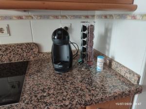 een blender op een aanrecht in een keuken bij Apartamento VILLA INÉS parking y wifi gratis in Huércal de Almería