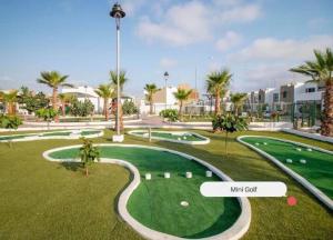 een golfbaan in een resort met palmbomen bij Casa “PLAYA DORADA” in Mazatlán