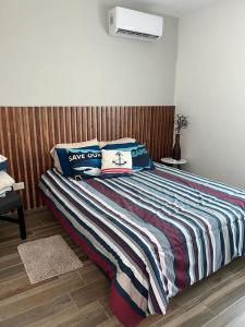 sypialnia z łóżkiem z poduszkami w obiekcie Casa “PLAYA DORADA” w mieście Mazatlán