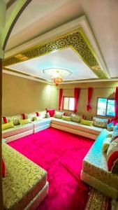 een woonkamer met banken en een rode loper bij Toubkal home stay in Imlil