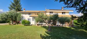 ein großes Haus mit einem Hof davor in der Unterkunft Green Paradise in Sulmona