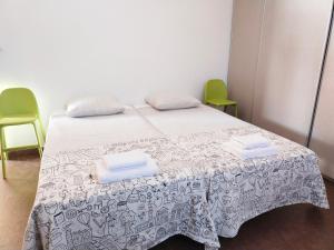 A bed or beds in a room at Preciosa casa grande con patio en Sevilla 8PAX