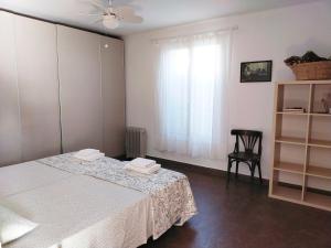 A bed or beds in a room at Preciosa casa grande con patio en Sevilla 8PAX