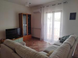 TV a/nebo společenská místnost v ubytování Ndiscialamu Casa Vacanze