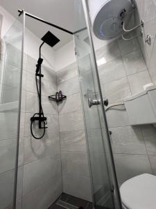 una ducha con puerta de cristal en un baño en Centrino Apartment, en Split 33 fotos más