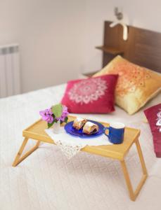 Katil atau katil-katil dalam bilik di Riviera blue Apartments with seaview, private whirlpools and parking near Opatija