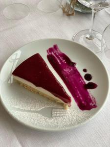 un pezzo di torta su un piatto bianco su un tavolo di Terrae Eremis: Ristorante, Bar, B&B a Roccamorice