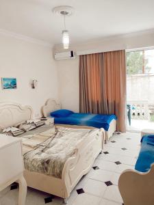 sypialnia z 2 łóżkami i oknem w obiekcie Hotel Tbiliselebi w mieście Ureki