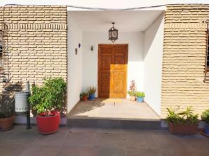 The facade or entrance of Preciosa casa grande con patio en Sevilla 8PAX