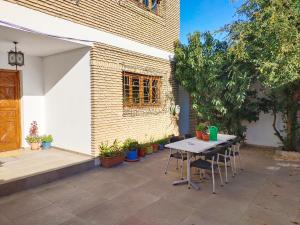 A garden outside Preciosa casa grande con patio en Sevilla 8PAX