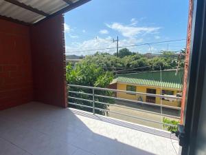 - Balcón con vistas a un edificio en Villa Celeste, en Arboletes