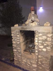 una chimenea de piedra con un muñeco de nieve encima en Chez Ali en Esauira