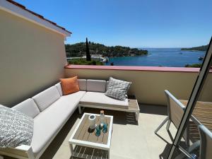 d'un balcon avec un canapé et une vue sur l'océan. dans l'établissement Villa Lemony, à Maslinica