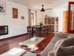 a living room with a couch and a table at Preciosa casa grande con patio en Sevilla 8PAX in Seville