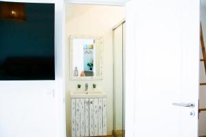 Uma televisão e/ou sistema de entretenimento em Vibesol Pool Heated House