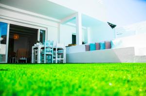 Um jardim no exterior de Vibesol Pool Heated House