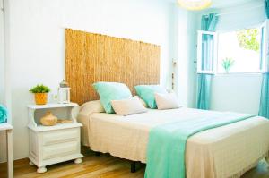 Uma cama ou camas num quarto em Vibesol Pool Heated House