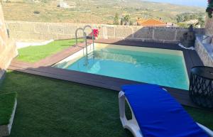 una piscina en un patio junto a un edificio en Jazmín, en Arico Viejo