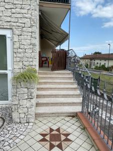 een trap naar een huis met een veranda bij Appartamento " Le Farfalle " in Santorso