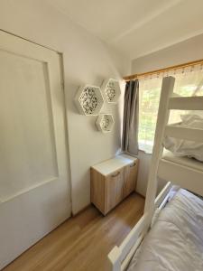 ein Schlafzimmer mit einem Etagenbett und einem Fenster in der Unterkunft Domek Seleny w Dolinie Symsarny in Lidzbark Warmiński